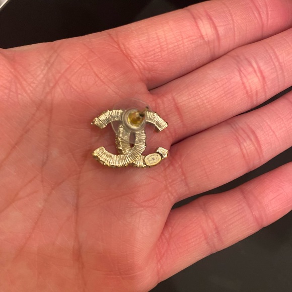 Like new authentic Chanel earring. It’s 2cm. It comes with a box&original tag. - Picture 3 of 8
